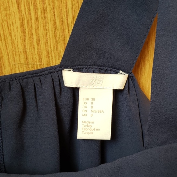 💫3/$30💫H&M Flutter Top - Picture 2 of 4